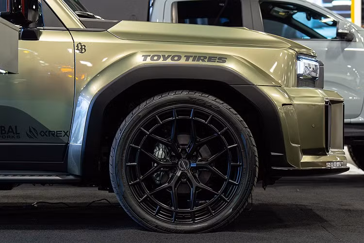 Chiếc SUV được trang bị bộ mâm hợp kim rèn 24 inch từ Vossen, đi kèm lốp Toyo Proxes ST III – loại lốp bốn mùa dành cho SUV hiệu năng cao. Dù Liberty Walk không công bố chi tiết về hệ thống treo, nhưng có thể thấy xe đã được hạ thấp và mở rộng cơ sở để tăng dáng thể thao.