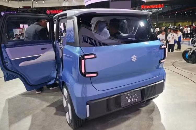 Trung thành với tinh thần của thương hiệu Suzuki, Vision e-Sky là mẫu xe có thể sử dụng hằng ngày dễ dàng, sở hữu thiết kế vui tươi và vận hành tiết kiệm, hướng đến những khách hàng thường dùng xe cỡ nhỏ để đi lại trong thành phố, mua sắm hoặc dạo chơi cuối tuần. Mẫu xe này sẽ đi vào sản xuất hàng loạt trong năm tài chính 2026, đánh dấu bước tiến của Suzuki trong phân khúc ô tô điện giá phải chăng.
