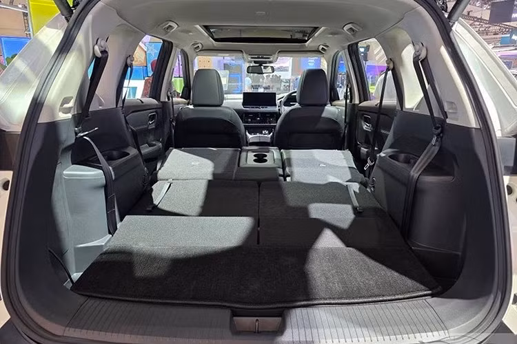 Điểm nổi bật của X-Trail e-POWER e-4ORCE 2026 nằm ở cấu trúc hệ truyền động độc đáo: động cơ xăng 1.5L 3 xi-lanh tăng áp không truyền lực trực tiếp xuống bánh xe mà chỉ đóng vai trò phát điện, cung cấp năng lượng cho hai mô-tơ điện riêng biệt ở cầu trước và sau.