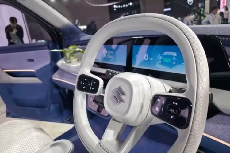 Trên mặt táp-lô xuất hiện vô lăng hình vuông nhưng bo tròn ở các góc theo xu hướng thịnh hành và tích hợp các nút điều khiển đa chức năng. Phía sau là hai màn hình kỹ thuật số nối liền nhau, trong đó bảng đồng hồ sẽ hiển thị các thông tin quan trọng như dung lượng pin, quãng đường còn lại, tốc độ và trạng thái đèn chiếu sáng,...