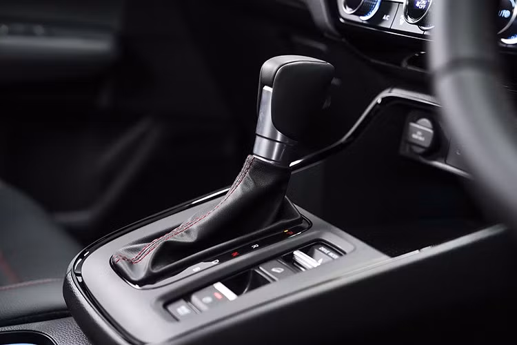 Nội thất của Honda CR-V e:HEV 2026 bản RS cũng được tinh chỉnh với các chi tiết trang trí nhôm xước tông đen, vô-lăng thể thao và logo RS thêu nổi trên ghế trước.