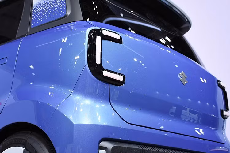 Suzuki Vision e-Sky giữ nguyên nét duyên dáng đặc trưng của dòng xe kei car vốn rất được yêu thích tại thị trường Nhật Bản và thêm vào đó là hơi hướng tương lai. Với những đường nét gọn gàng, dáng cao và vẻ ngoài thân thiện, xe được tạo ra để nổi bật trong môi trường đô thị. Kích thước nhỏ gọn không chỉ giúp xe linh hoạt khi di chuyển mà còn tăng tính thẩm mỹ như minh chứng cho việc “nhỏ nhưng vẫn có thể rất phong cách”.