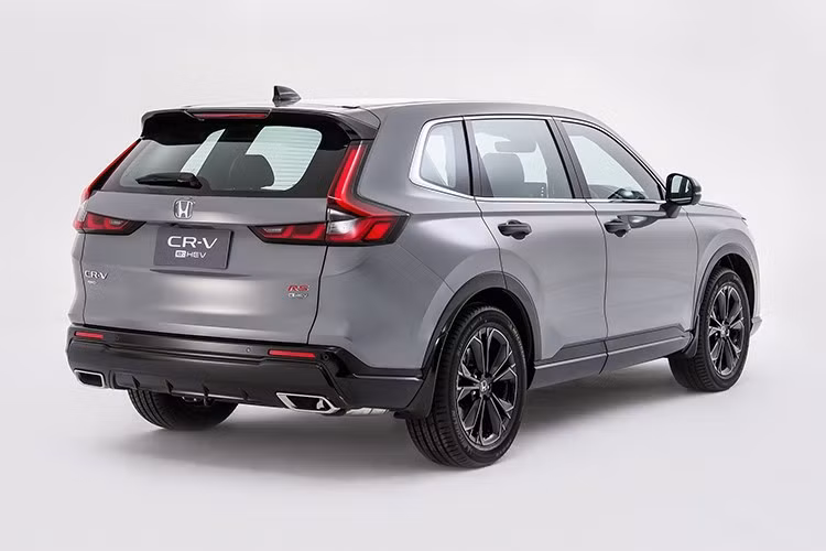 So với phiên bản hiện hành, CR-V e:HEV 2025 được bổ sung nhiều công nghệ mới nhằm nâng cao trải nghiệm người dùng. Hệ thống cảnh báo điểm mù và cảnh báo phương tiện cắt ngang khi lùi là hai trang bị an toàn lần đầu tiên xuất hiện trên toàn bộ các phiên bản. Đồng thời, Honda cũng chính thức loại bỏ hệ thống quan sát làn đường LaneWatch.