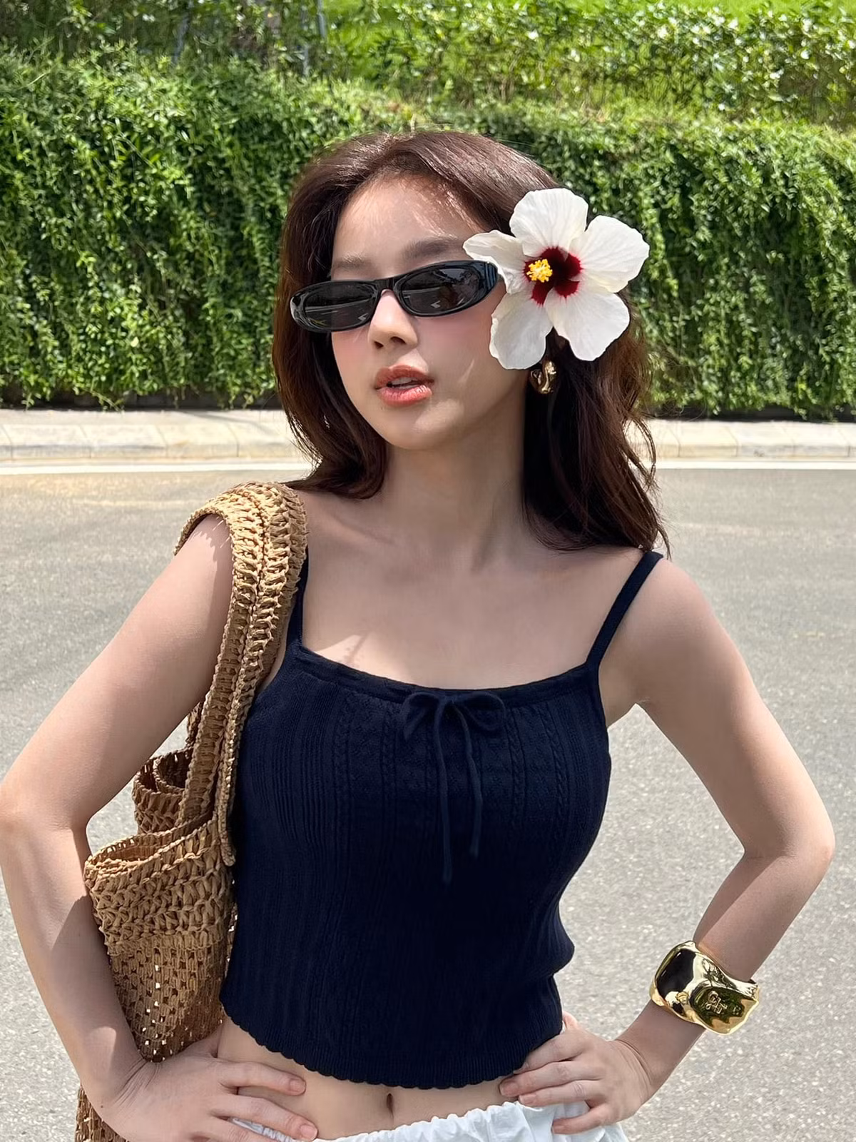 Hàng loạt bình luận khen ngợi nhan sắc thăng hạng, thích thú trước sự dạn dĩ và phong cách thời trang biển "cực chất" của cô nàng.