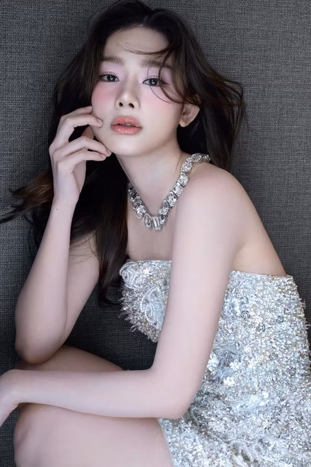 Thư Đan sở hữu làn da khỏe khoắn, đường cong nóng bỏng, kết hợp bối cảnh thiên nhiên tươi mát đã tạo nên những bức hình "đốt mắt" người xem.