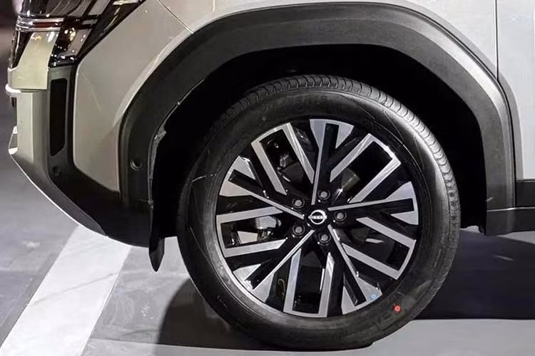 Thiết kế thân xe gần như giống với Renault và Dacia Duster nhưng Nissan Tekton được phân biệt bằng các khe gió bên sườn mới cùng bộ mâm hợp kim đa chấu kích thước 18 inch. Phía sau, những thay đổi chủ yếu nằm ở đồ họa đèn hậu LED và cản sau được tinh chỉnh với chi tiết giả nhôm.