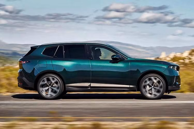 Trong bản dựng của Theophilus Chin, phần đầu xe gần như được lấy nguyên từ BMW X5 Neue Klasse. Đây cũng là cách phát triển quen thuộc của BMW khi X5 và X6 thường sử dụng chung thiết kế từ đầu xe đến cột B, trước khi tách biệt ở khu vực phía sau.