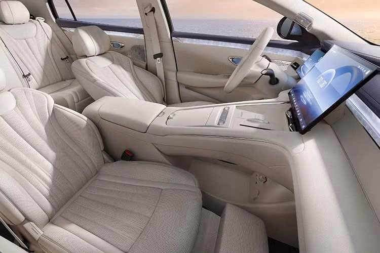 Đáng chú ý, hơn 65% khách hàng lựa chọn phiên bản thuần điện, thay vì biến thể plug-in hybrid. Trong khi đó, bản plug-in hybrid của Seal 08 có thể di chuyển hơn 1.650 km khi kết hợp cả xăng và điện.