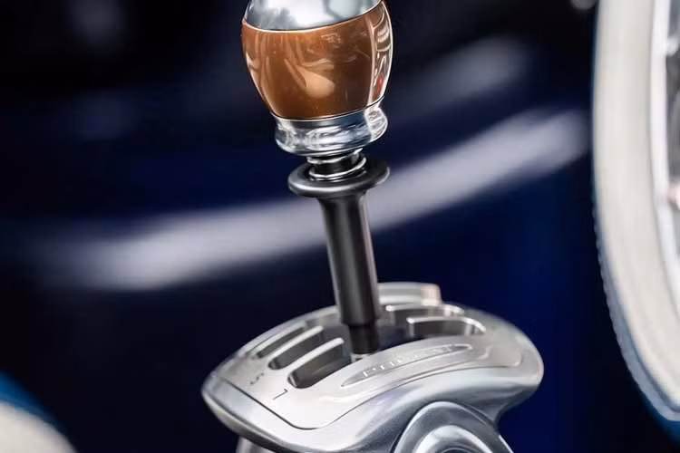 Động cơ trên chiếc Pagani Huayra 70 Derecho mui trần này được kết nối với hộp số sàn 7 cấp, truyền động đến bánh sau. Cấu hình này cho phép mẫu xe đạt tốc độ tối đa giới hạn điện tử là 350km/h.