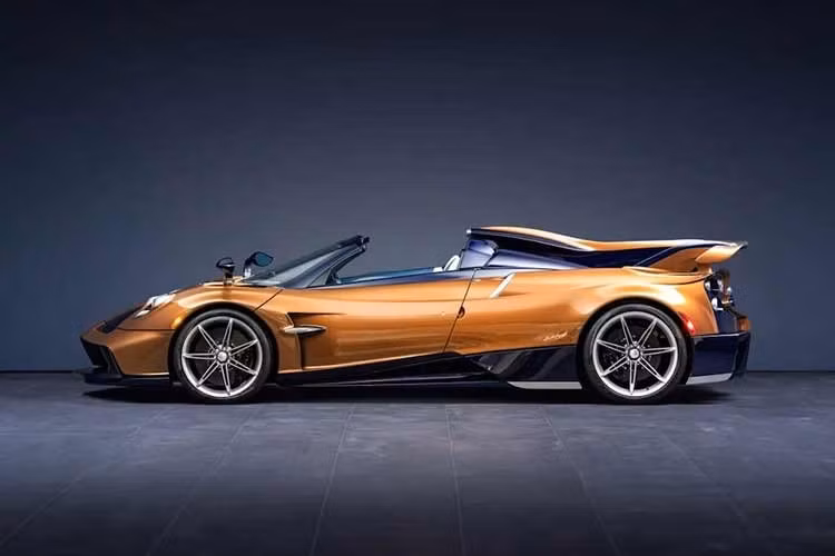 Chiếc Pagani Huayra 70 Derecho này được coi là một "sản phẩm độc nhất vô nhị" và là chiếc thứ hai trong ba mẫu Huayra 70 được thiết kế để đánh dấu cột mốc quan trọng của Horacio, sau Trionfo vào đầu năm nay.