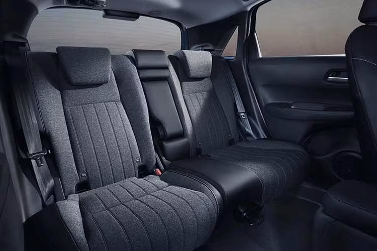 Phiên bản Crosstar tiếp tục chỉ dùng hệ truyền động e:HEV và có tùy chọn hệ dẫn động bốn bánh nhằm phù hợp với phong cách SUV cùng khoảng sáng gầm cao hơn. Bản Crosstar 2027 được bổ sung ghế trước và vô lăng sưởi cũng như kính cách nhiệt cải tiến. Toàn bộ các phiên bản vẫn duy trì hệ thống ghế Magic Seats đặc trưng, giúp tăng tính linh hoạt khi chở các vật dụng cồng kềnh.