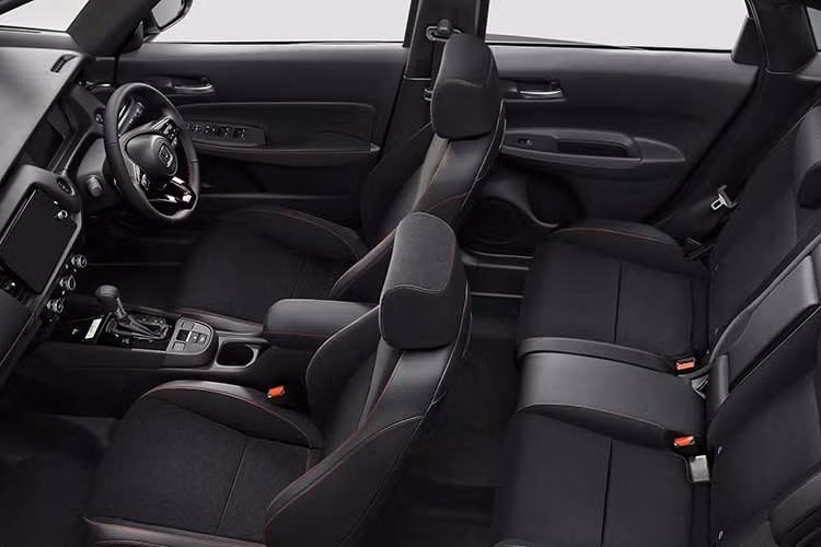 Nằm bên dưới nắp ca-pô của mẫu xe hatchback cỡ nhỏ này là 2 tùy chọn động cơ như cũ, đi kèm hệ dẫn động cầu trước hoặc bốn bánh. Động cơ xăng là loại i-VTEC 4 xi-lanh, dung tích 1.5L, cho công suất tối đa 116 mã lực và mô-men xoắn cực đại 142 Nm, kết hợp hộp số vô cấp CVT.