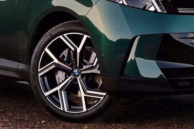 Khác biệt lớn nhất nằm ở phần thân sau, nơi X6 tiếp tục duy trì phong cách SUV coupe với đường mái vuốt thấp về phía đuôi. Thiết kế này tạo nên dáng xe thể thao hơn so với X5, đồng thời phần nhô phía sau cũng được kéo dài hơn.