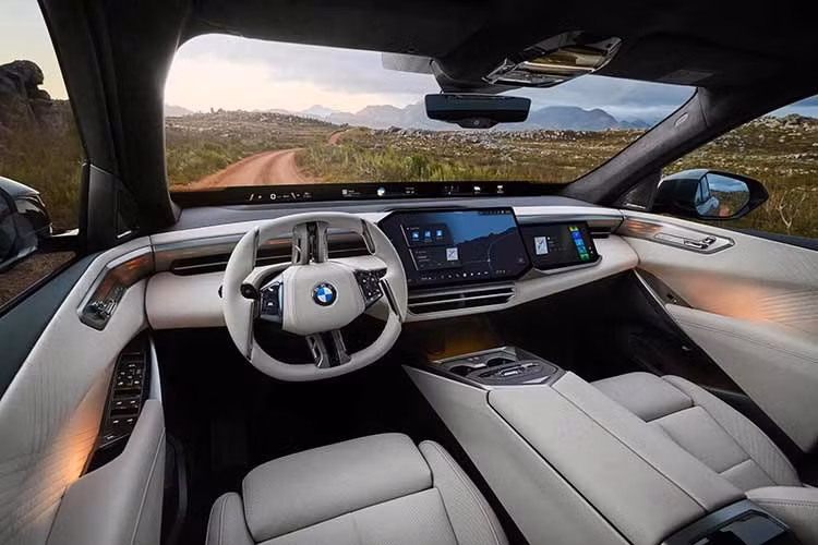 Nếu được đưa vào sản xuất, BMW X6 thế hệ mới nhiều khả năng sẽ chia sẻ nền tảng, khoang nội thất và các hệ truyền động với X5. Danh mục động cơ dự kiến sẽ bao gồm các phiên bản mild-hybrid, plug-in hybrid và thuần điện. Ngoài ra, BMW vẫn có thể duy trì tùy chọn động cơ V8 tăng áp kép dành cho các biến thể hiệu suất cao.
