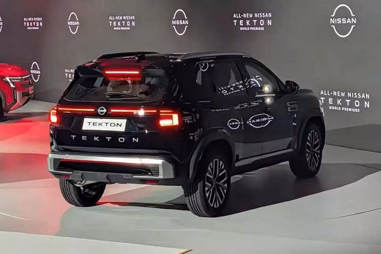 Trên thực tế, Nissan Tekton vẫn giữ nguyên kiểu dáng tổng thể của Dacia Duster nhưng được thiết kế lại phần đầu theo phong cách của Patrol thế hệ mới. Tại đây, xe đi kèm cụm đèn pha nối liền với các hốc hút gió đặt dọc trên cản trước, bao quanh tấm ốp gầm giả nhôm. Trong khi đó, lưới tản nhiệt cỡ lớn được nhấn mạnh bằng các chi tiết mạ crôm.