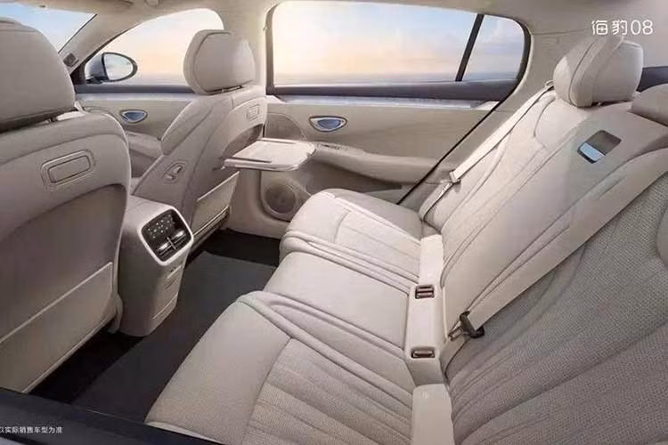 Nhu cầu tăng đột biến cũng đang tạo ra thách thức cho BYD. Với sản lượng hiện tại khoảng 8.000 chiếc Seal 08 mỗi tháng, hãng có thể mất tới 8 tháng để giải quyết lượng đơn hàng hiện có nếu không tăng công suất sản xuất.