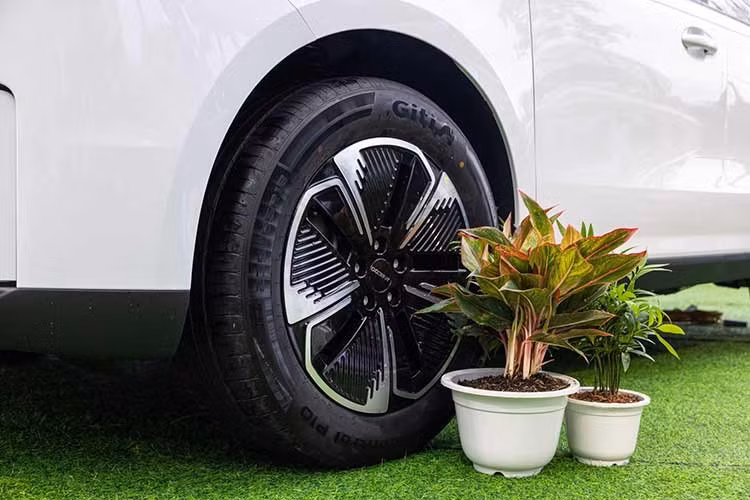Theo Omoda &amp; Jaecoo Việt Nam, nếu giá bán cao hơn hãng cam kết đền bù cho khách hàng số tiền tương đương 5 lần giá trị đặt cọc. 555 khách hàng đặt đầu tiên (đến hết ngày 31/8/2026) được hỗ trợ lãi suất trả góp 0% trong 12 tháng đầu và một năm bảo hiểm vật chất, riêng bản điện có thêm bộ sạc cùng ứng dụng T-Box.