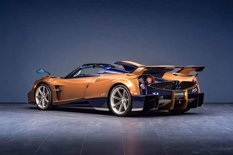 Được sản xuất bởi bộ phận coachbuild Grandi Complicazioni của công ty , Huayra 70 Derecho sở hữu ngoại thất hai tông màu với thân xe màu Cam Ngọc Trai kết hợp với các điểm nhấn màu Xanh lam.