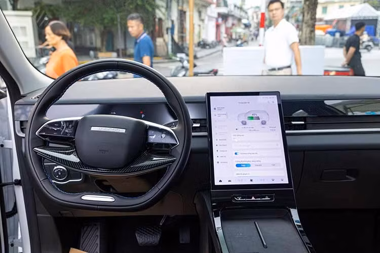 Trên các phiên bản cao cấp hơn, Jaecoo J5 tiếp tục nâng tầm trải nghiệm với trần kính toàn cảnh, điều hòa tự động hai vùng, sạc điện thoại không dây, hệ thống hỗ trợ lái nâng cao ADAS, camera toàn cảnh 540 HD cùng 6 túi khí.