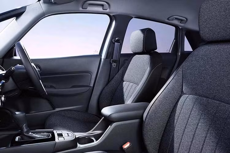 Bên trong xe, Honda Jazz RS 2027 sở hữu các cột và nóc màu đen, ghế bọc da pha giả da lộn với đường chỉ khâu màu đỏ tương phản. Trang bị tiêu chuẩn gồm màn hình thông tin giải trí 9 inch, sạc điện thoại không dây, vô lăng sưởi, hệ thống camera quan sát đa góc và tính năng cảnh báo điểm mù.