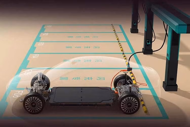 BYD đã phải triển khai chế độ làm việc hai ca, nhưng thời gian chờ nhận xe đối với một số phiên bản phổ biến vẫn kéo dài từ 2-3 tháng. Nếu đặt cạnh các đối thủ tại Mỹ, mức giá của Seal 08 càng trở nên đáng chú ý. Một chiếc Tesla Model S hay Lucid Air đều có giá khởi điểm trên 70.000 USD, trong khi BYD mang đến một mẫu sedan điện gần 700 mã lực với giá chưa bằng một nửa.