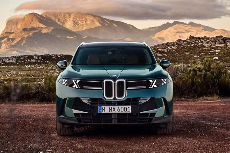 Ở đuôi xe, tác giả lựa chọn phong cách của BMW X2 làm nền tảng thiết kế. Tuy nhiên, cụm đèn hậu đã được tinh chỉnh với đồ họa LED mới nhằm tạo cảm giác hiện đại hơn. Theo một số nhận định, phiên bản thương mại nhiều khả năng sẽ sở hữu cụm đèn thanh mảnh hơn, tương tự các mẫu BMW i3, iX3 và X5 thế hệ mới.