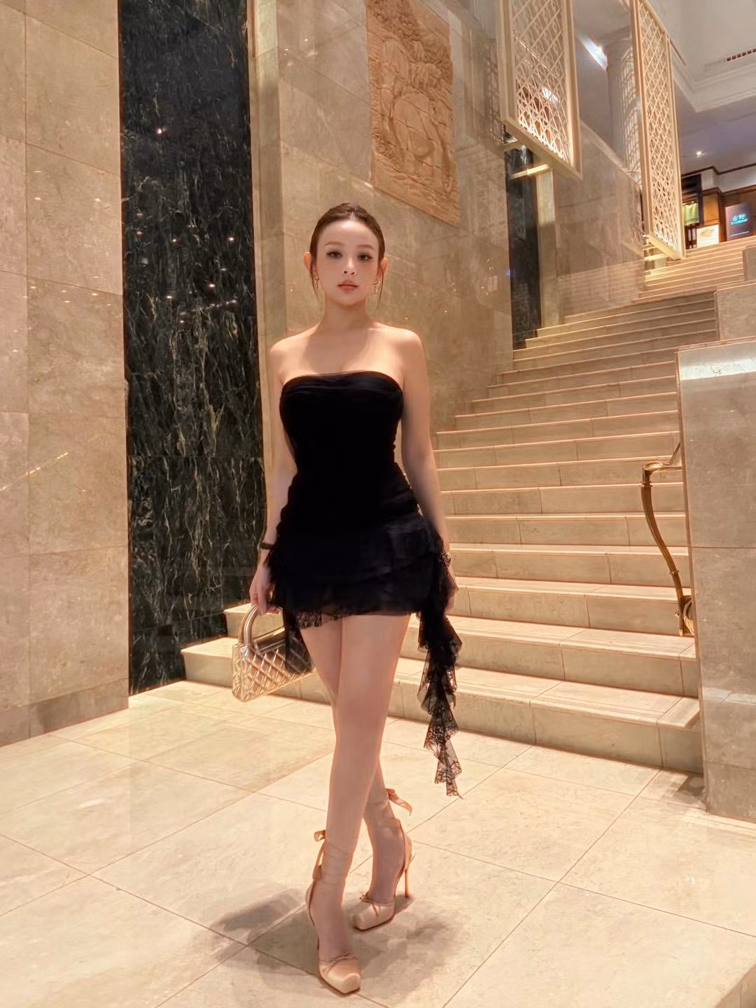 Ngay sau khi đoạn clip được chia sẻ, nhiều khán giả dành lời khen cho Huyền Baby: "U40 mà như đôi mươi", "Thần thái đúng chuẩn quý cô thượng lưu".