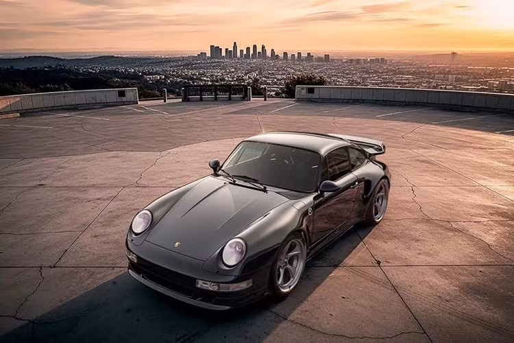 Porsche 911 (993) là thế hệ thứ 4 được sản xuất từ năm 1994 đến năm 1998, thay thế cho 911 (964). 993 từ lâu đã là một trong những mẫu 911 được săn đón nhất. Việc ngừng sản xuất 911 (993) đánh dấu sự kết thúc của mẫu xe 911 làm mát bằng không khí.