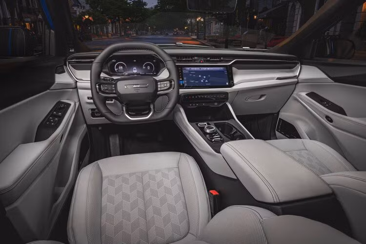 Điểm nhấn tiếp theo của mẫu SUV hạng D này là hệ truyền động hybrid, gồm động cơ xăng tăng áp 4 xi-lanh thẳng hàng, dung tích 1.6L, cho công suất tối đa 177 mã lực tại tua máy 5.500 vòng/phút và mô-men xoắn cực đại 300 Nm trong dải tua máy 2.000 - 3.500 vòng/phút.