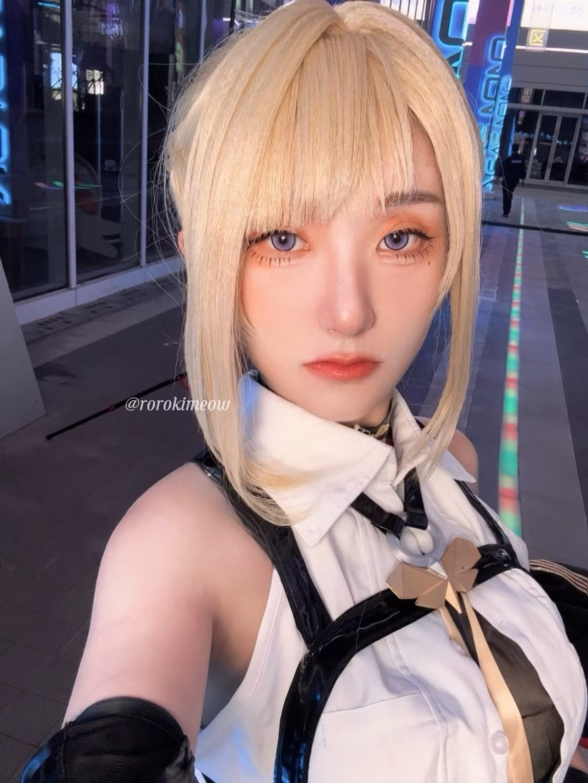 Điều đặc biệt nhất ở nữ coser Roroki khiến người xem tại Việt Nam phải bàn tán, chính là vì cô nàng có ngoại hình quá giống nam ca sĩ Sơn Tùng M-TP.