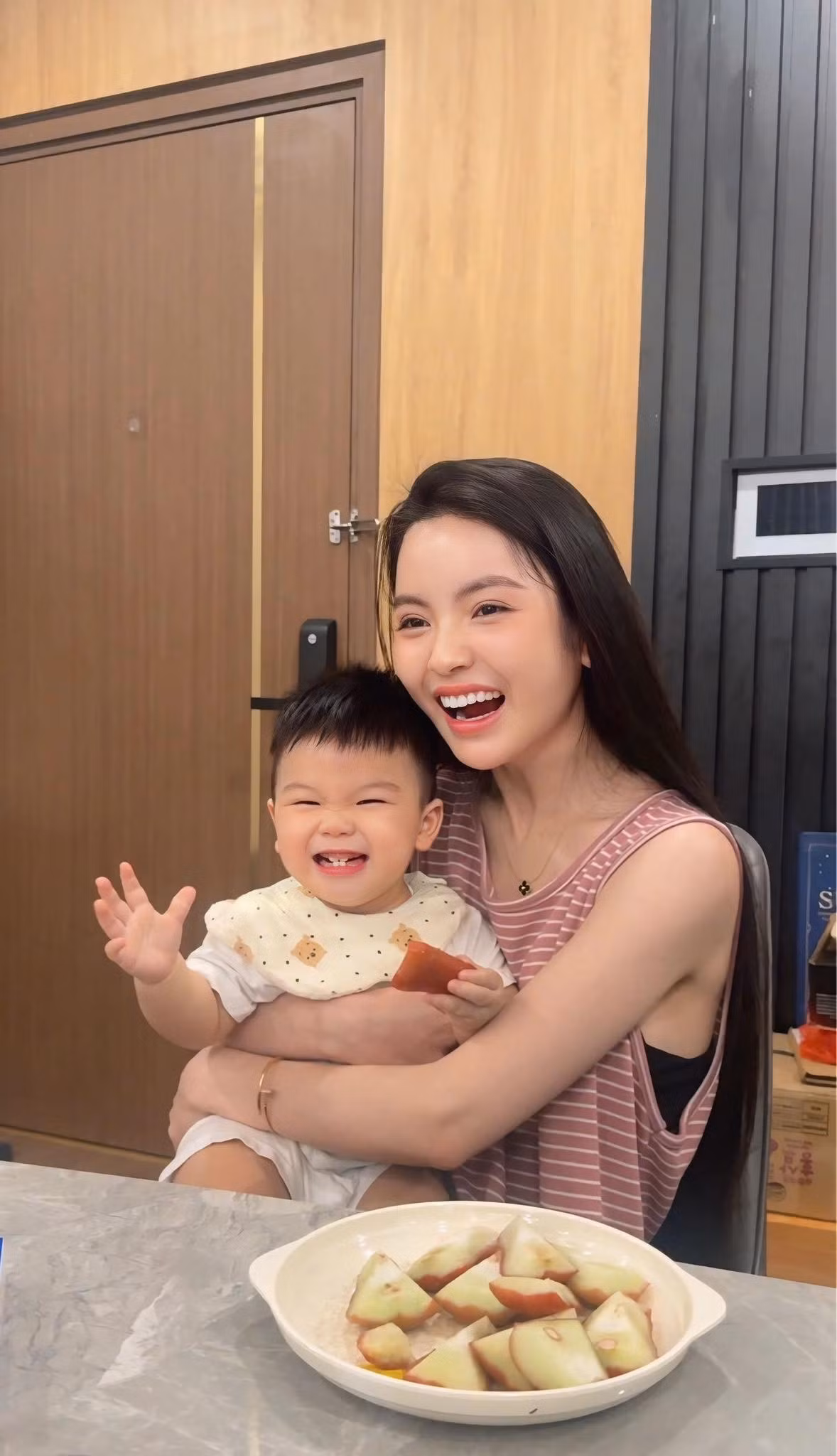 Hot girl Sơn Tây không chỉ là hậu phương vững chắc cho Quang Hải mà còn xây dựng thương hiệu cá nhân riêng của một người đẹp – vừa có sự nghiệp riêng, vừa khéo léo trong việc chăm sóc bản thân và xây dựng gia đình.