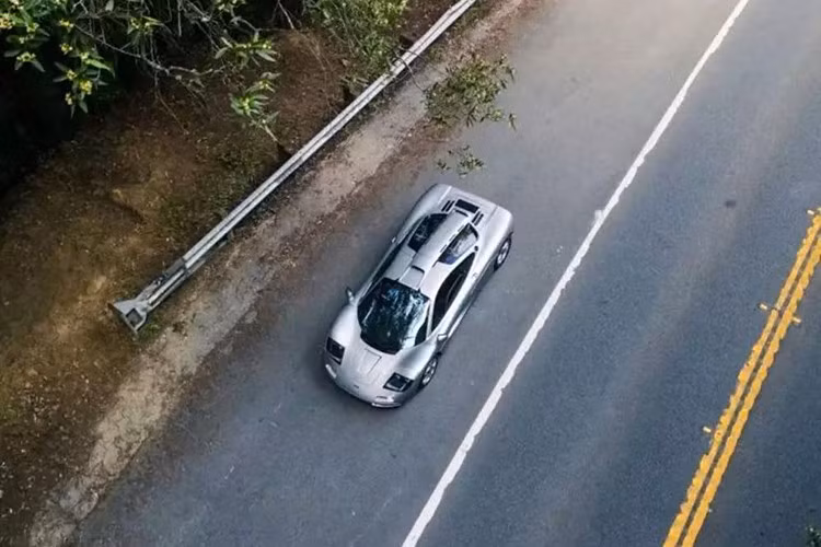 Là chiếc xe sản xuất hàng loạt có giá trị nhất từ những năm 1990, rõ ràng giờ đây McLaren F1 lại đắt đỏ một cách vô lý. Con số dự kiến 23 triệu đô la, tương đương 601 tỷ đồng, đủ để bạn xây dựng đội siêu xe, xe thể thao hơn 100 chiếc, nếu mua xe đã qua sử dụng và khéo léo trả giá, rất có thể số xe sẽ tăng lên nhiều hơn.