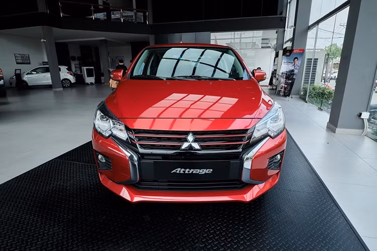 Mitsubishi Attrage giảm còn 342 triệu đồng ﻿Mitsubishi Attrage vốn là mẫu xe có giá tốt nhất phân khúc, nay tiếp tục được chào bán với giá tốt hơn. Chẳng hạn, phiên bản số sàn có giá niêm yết 380 triệu đồng đang nhận được ưu đãi 100% lệ phí trước bạ, đưa giá thực tế xuống chỉ còn 342 triệu đồng.