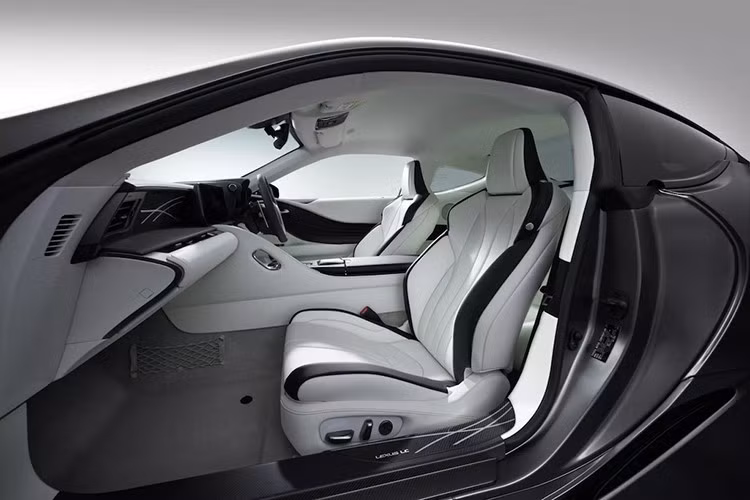 Bản mui trần lại được tinh chỉnh theo hướng êm ái và giảm xóc tốt hơn. Giống như phiên bản Aviation Special ra mắt năm trước, một cánh gió sau cố định làm từ polymer gia cố sợi carbon cũng đã được lắp đặt cho cả bản coupe và mui trần.