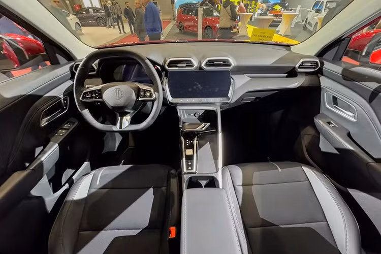 Khoang lái của MG ZS HEV 2025 mang phong cách tối giản hiện đại, lấy cảm hứng từ những mẫu MG tại thị trường châu Âu. Màn hình trung tâm cảm ứng 12,3 inch đặt nổi là chi tiết nổi bật nhất, hỗ trợ Apple CarPlay và Android Auto. Phía sau vô-lăng là bảng đồng hồ kỹ thuật số 12,3 inch cho khả năng hiển thị rõ nét.