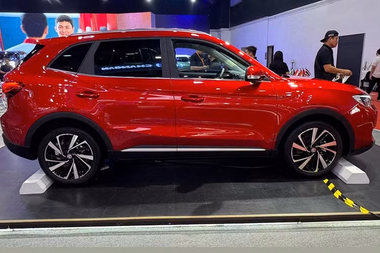 MG ZS HEV thế hệ mới được định hình lại toàn bộ theo ngôn ngữ thiết kế "Emotion Drive" hiện đại và giàu cảm xúc. Cụm đèn LED chiếu sáng trước được làm mảnh hơn, sắc sảo và liền mạch với lưới tản nhiệt tổ ong cỡ lớn, tạo nên diện mạo mạnh mẽ và cá tính hơn nhiều so với thế hệ trước.