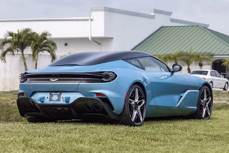 Nội thất được bọc bằng da Dark Knight đơn sắc sang trọng với logo Zagato thêu trên tựa đầu. Lần đầu tiên đối với Aston Martin, nhiều chi tiết nội thất sử dụng lớp hoàn thiện sợi carbon và kim loại in 3D. Điều này bao gồm lớp hoàn thiện in 3D màu bạc nổi tiếng.