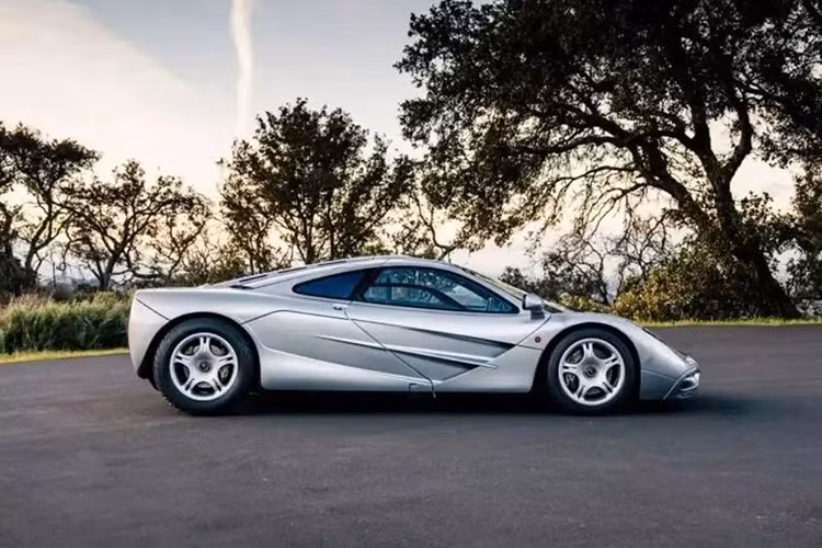Chiếc siêu xe McLaren F1 đắt nhất từng được bán đấu giá cho đến nay là khung gầm 029, mẫu xe năm 1995 đã đạt mức giá đáng kinh ngạc là 20.465.000 đô la tại Pebble Beach năm 2021.