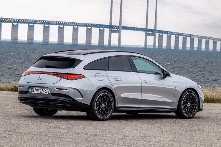 Ngoại hình Mercedes-Benz CLA Shooting Brake không khác biệt nhiều so với phiên bản Coupe 4 cửa. Kích thước tổng thể của CLA Shooting Brake thế hệ mới vượt trội hơn đời cũ (ra mắt 2019) lần lượt là (DxRxC) 4.723 x 1.855 x 1.469 mm, trục cơ sở dài 2.790 mm.