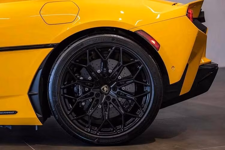 Về ngoại thất, Lamborghini Temerario vẫn giữ nguyên DNA thiết kế mạnh mẽ của hãng nhưng tinh chỉnh khí động học để tối ưu hiệu suất vận hành và khả năng tản nhiệt cho hệ thống hybrid công suất lớn.