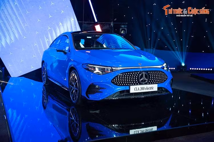 Mercedes-Benz CLA 200 electric có giá bán lẻ khuyến nghị từ 1,59 tỷ đồng. Như vậy, giá bán chính thức của xe rẻ hơn đáng kể so với mức dự kiến 1,7 tỷ đồng ban đầu. Xe sở hữu kích thước dài x rộng x cao lần lượt 4.723 x 1.855 x 1.468 mm và chiều dài cơ sở 2.790 mm, tương đương Mercedes-Benz C-Class đang bán ở Việt Nam.