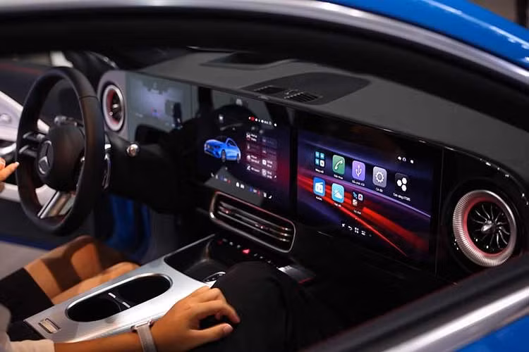 Xe có hệ thống định vị MBUX Navigation Plus tích hợp bản đồ Việt Nam có thời hạn 7 năm, hỗ trợ kết nối Apple CarPlay/Android Auto không dây, 4 cổng USB Type C hỗ trợ sạc nhanh công suất lên đến 100 W, sạc không dây ở hàng ghế trước, cửa sổ trời toàn cảnh, điều hòa 2 vùng tự động, cửa cốp đóng/mở chỉnh điện và đèn viền 64 màu.
