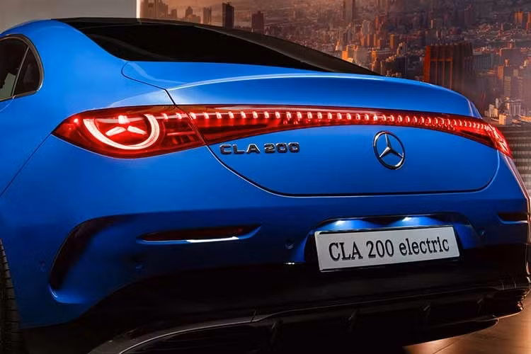 Chưa hết, Mercedes-Benz CLA 200 electric còn được trang bị logo ngôi sao 3 cánh phát sáng ở chính giữa lưới tản nhiệt, mâm hợp kim AMG thể thao 5 chấu kép với kích thước 19 inch, tay nắm cửa ẩn, ốp sườn sơn đen bóng, cản sau với chi tiết mô phỏng bộ khuếch tán và cánh gió nhỏ tích hợp vào cửa cốp.