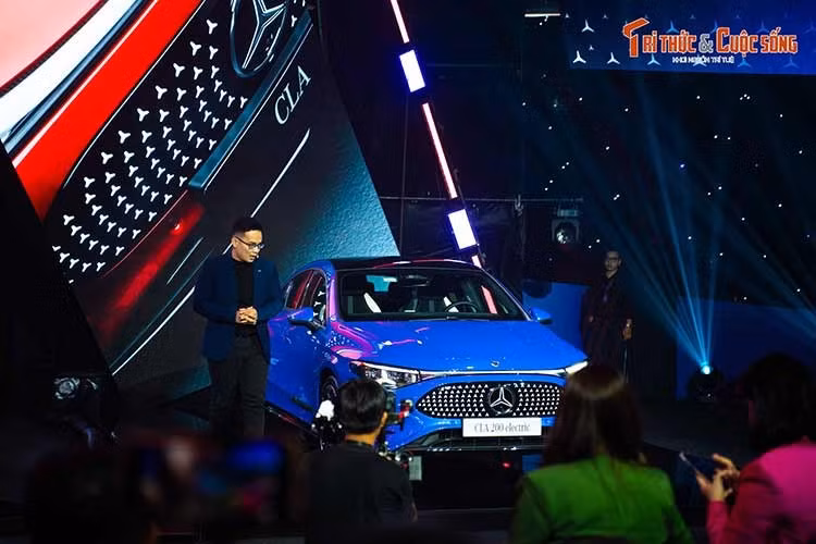 Mercedes-Benz Việt Nam đã chính thức khai mạc Triển lãm Trưng bày và trải nghiệm “The Icons, Electrified” tại Công viên Bờ sông Thủ Thiêm, TP.HCM. Trong sự kiện này, Mercedes-Benz đã giới thiệu 5 mẫu xe mới với người tiêu dùng Việt Nam, trong đó tâm điểm là mẫu sedan thuần điện CLA 200 electric.
