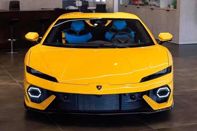 Tại Việt Nam, mẫu Lamborghini Temerario có giá khởi điểm 26,752 tỷ đồng, chưa tính các trang bị tùy chọn và chi phí đăng ký (sau thuế khoảng hơn 30 tỷ đồng). Chiếc siêu xe này có kích thước tổng thể chiều dài 4.706 mm, rộng 1.996 mm, cao 1.201 mm, cùng chiều dài cơ sở 2.658 mm, mang lại tỉ lệ thể thao đặc trưng của Lamborghini.