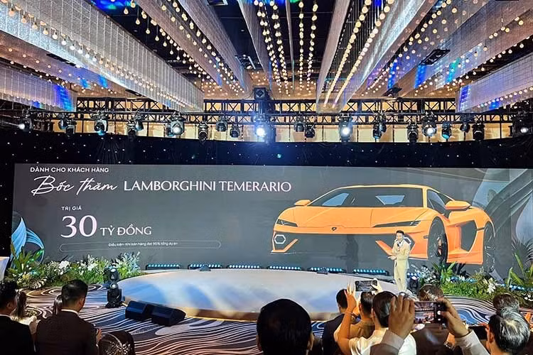 Điều kiện để khách hàng có cơ hội nhận giải là sở hữu căn hộ tại dự án Solina Luxury Apartments và tham gia chương trình theo thể lệ được công bố. Tuy nhiên, việc trao thưởng còn phụ thuộc vào kết quả kinh doanh của dự án, cụ thể là khi tỷ lệ bán hàng chạm mốc 90%.