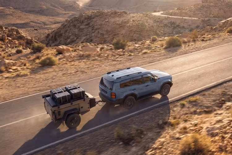 Toyota Land Cruiser 75th Anniversary bản kỷ niệm 75 năm cũng có màu sơn độc quyền mới mang tên Xanh khói (Smoky Blue), bên cạnh các màu khác như màu Trắng ngọc (Super White), Cát (Sand), Đồng Avantgarde (Avantgarde Bronze), Đen Aura (Aura Black), Xám đậm (Dark Grey) và Trắng Platinum (Platinum White).