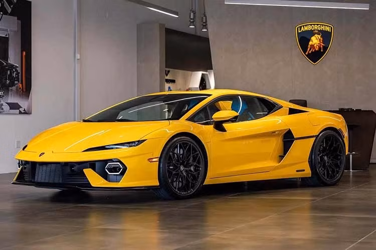 “Trái tim” của Lamborghini Temerario là hệ truyền động plug-in hybrid (PHEV) kết hợp giữa động cơ V8 4.0L tăng áp kép hoàn toàn mới và ba mô-tơ điện cho tổng công suất kết hợp lên tới 907 mã lực. Xe có khả năng tăng tốc từ 0-100 km/h chỉ trong 2,7 giây trước khi đạt tốc độ tối đa 343 km/h.