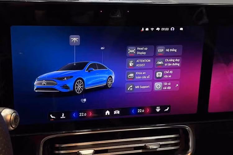 Chưa hết, Mercedes-Benz CLA 200 electric còn có mô-đun kết nối 5G, MBUX Entertainment thời hạn 3 năm, Remote Services và gói dịch vụ tiêu chuẩn cho xe điện. Các chức năng gồm truy xuất trạng thái xe từ xa, cá nhân hóa hồ sơ, quản lý bảo dưỡng, quản lý và tối ưu năng lượng pin, cập nhật phần mềm OTA, nhận diện gương mặt và tích hợp chìa khóa kỹ thuật số.
