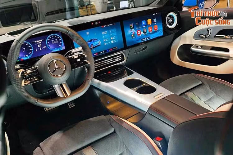 Bên trong mẫu ô tô điện này là không gian nội thất sang trọng và nhiều tiện nghi. Xe được trang bị ghế bọc da Artico kết hợp vi sợi Microcut với chỉ khâu đỏ tương phản. Ghế trước AMG Line Sports Seat có tựa đầu liền khối với đủ tính năng chỉnh điện, sưởi ấm và hỗ trợ đệm lưng 4 hướng. Ngoài ra, ghế trước và gương chiếu hậu đều có tính năng nhớ 3 vị trí.